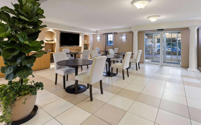 La Quinta Inn by Wyndham Pittsburgh Airport