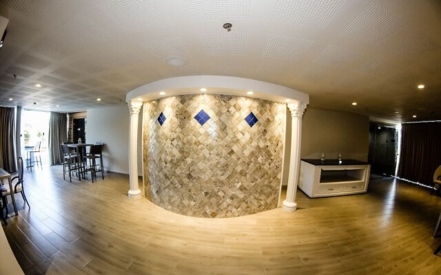 Sandrine Hotel & Spa