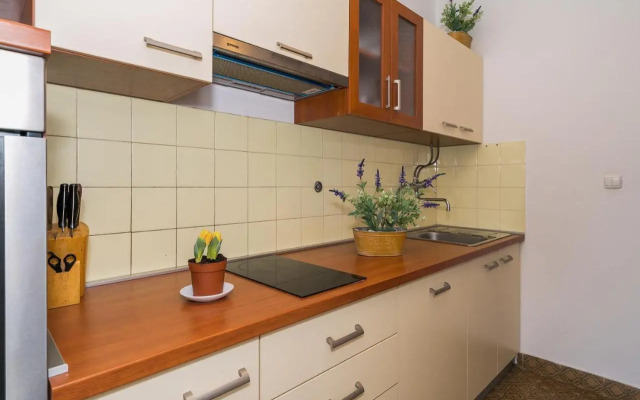 2 bedroom apartment/parking/market