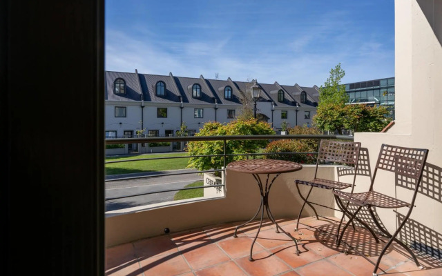 Chester Street West Apartment