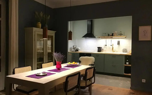 Modern, traditional , bright and stylish appartement