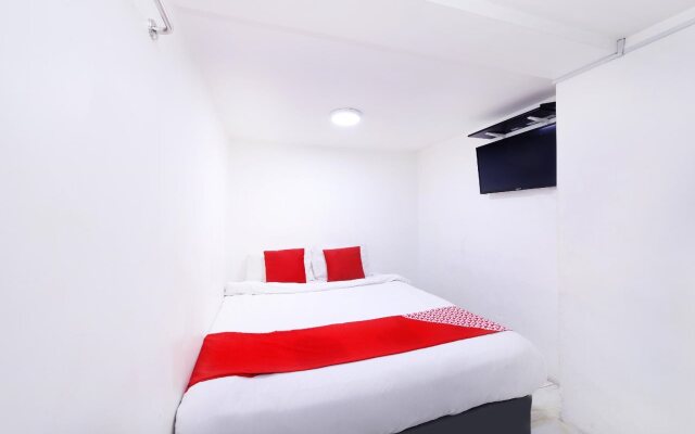 OYO 334 Everest Hotel