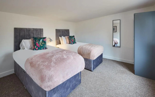 Elfleda Stay - Modern 5 Bedroom House with Parking