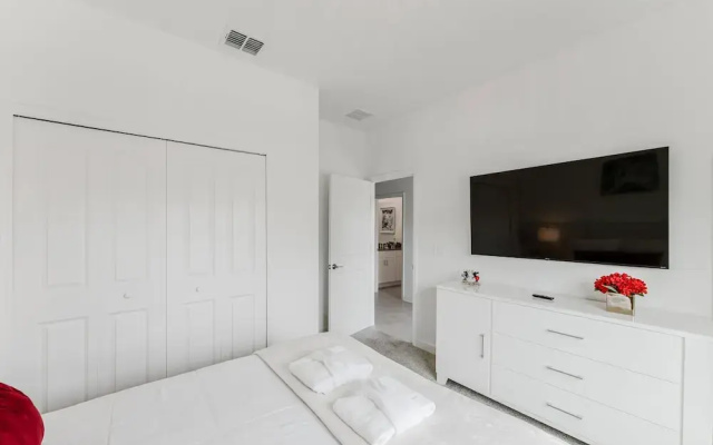 Dream 5Bd Storeylake Close to Disney