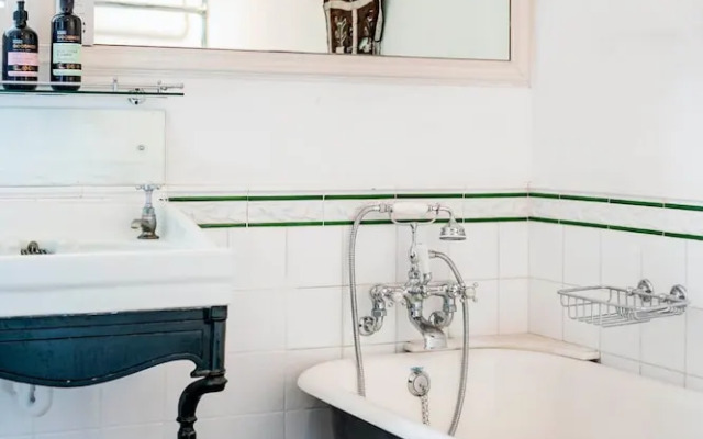 The Kensington Gatehouse - by Out of Office Lifestyle