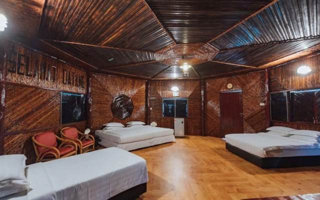 Dragon Inn Floating Resort