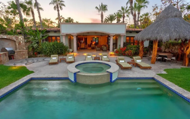 Villa Tranquila: 4 Bedroom Ocean View Villa Perfect for Relaxing at a Discounted Rate!