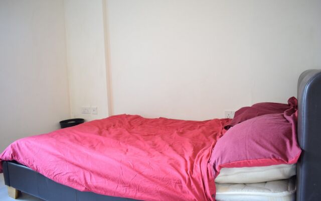 2 Bedroom Flat in North East London Sleeps 6