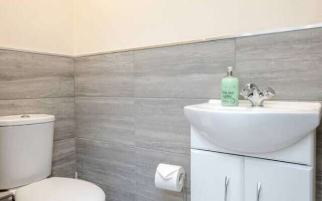 Homely Spaces Apt A, Large Studio W/king, 2guests