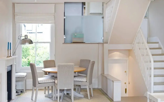 Bright & Spacious 2-bed Apt, 5 Mins From Tube