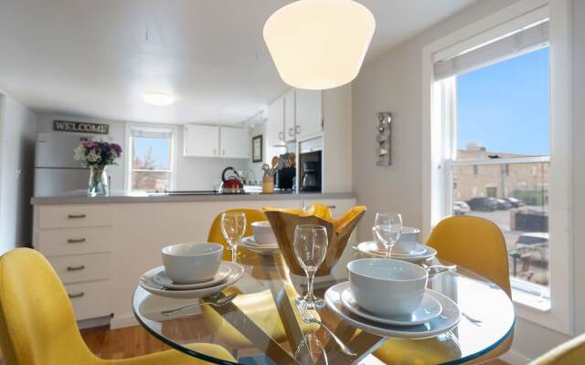 Pine Street Loft –Just steps from Old Town Square!