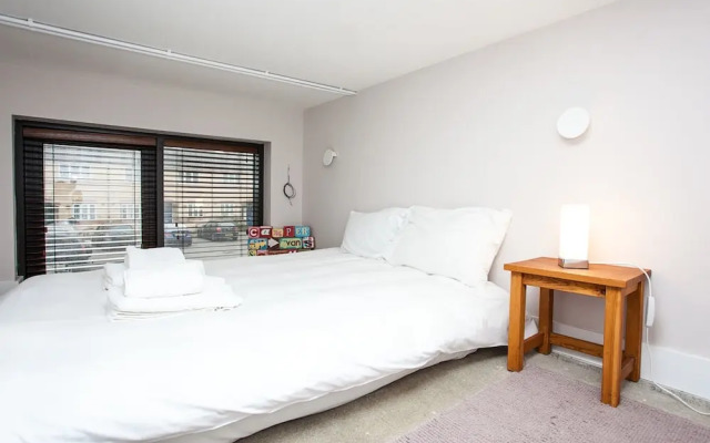 Contemporary 3 Bedroom Apartment In Battersea