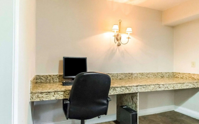 Quality Inn & Suites University/Airport