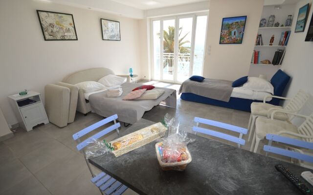 Les Princes Studio facing the sea