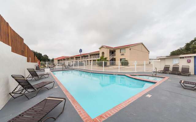 Motel 6 San Antonio, TX - Fiesta Trails