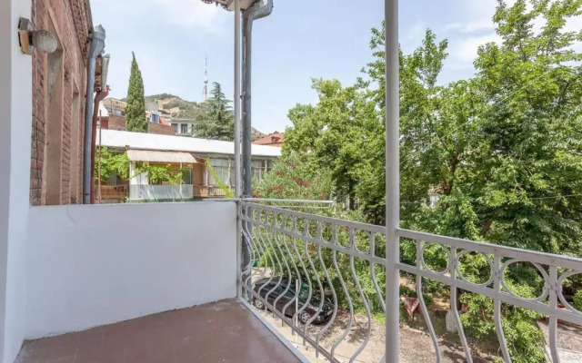 Wehost Sunny Apartment