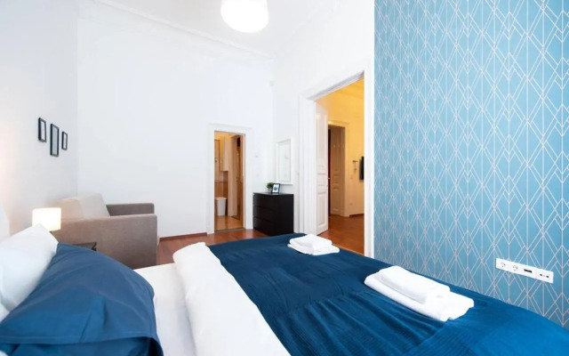 Very central convenient large AC place
