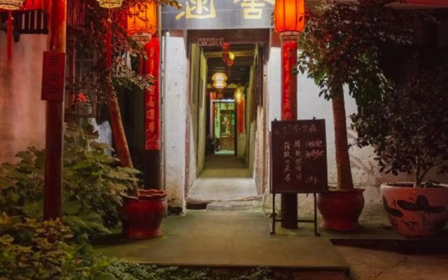 Zhouzhuang Hanshe Ziteng Bieyuan