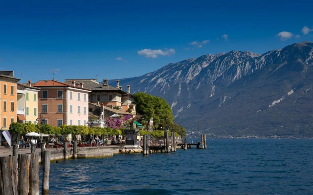 Blu Lavanda Lakeview Terrace + Garden