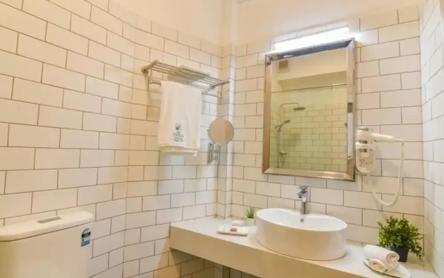 The Lynden Grove Hotel