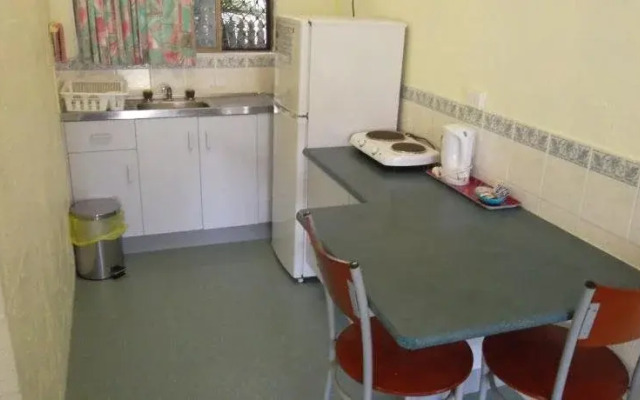 Kinka Palms Beachfront Apartments / Motel