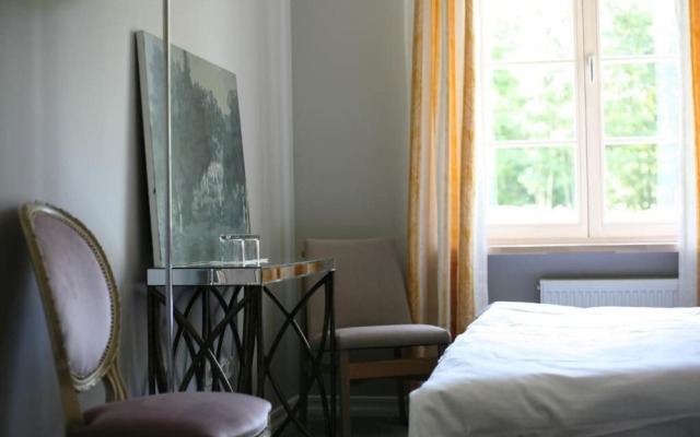 Lake & Library Hotel