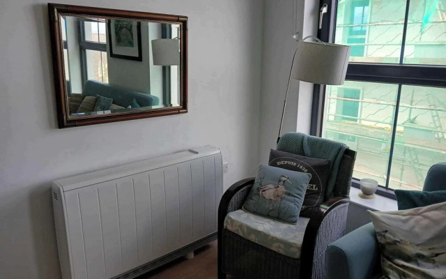 2 Bed-sleeps 5- Street Parking-3 Min to Beach