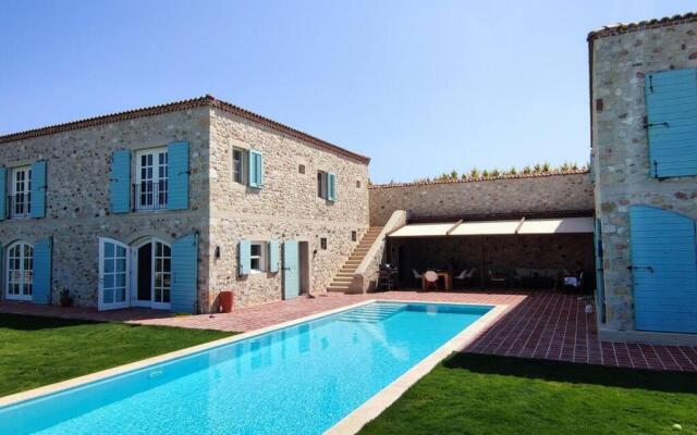 Magnificent Stone House Villa 14 beds 7 en-suite rooms Çeşme (450 m2 6500 land)