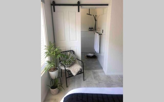 Beautifully renovated quiet unit in Cronulla