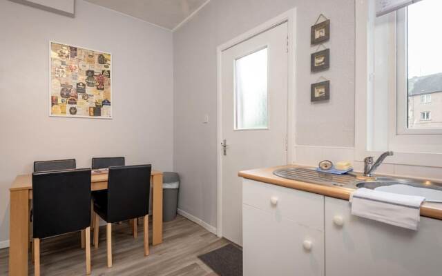 Homely & Central 2 Bed Flat with Parking