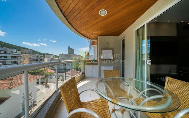 303M - Luxuoso apartamento poucos metros do mar em Bombas