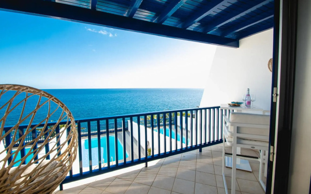 FRONTLINE VILLA 25, well-designed with a heated pool