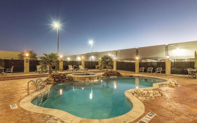 La Quinta Inn & Suites by Wyndham Dallas Grand Prairie South