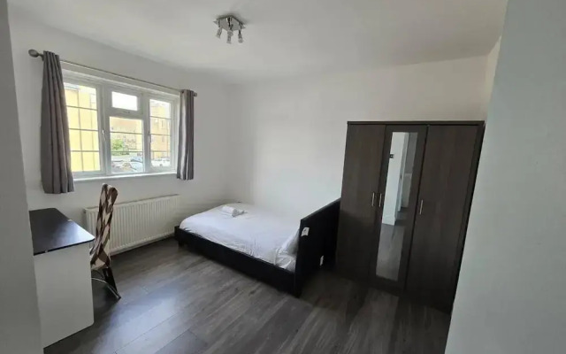 Limehouse Townhomes-4 Bedrooms,3 Bathrooms,garden