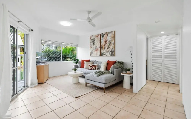 Cairns Tropical Bliss Swim In - Out Apt