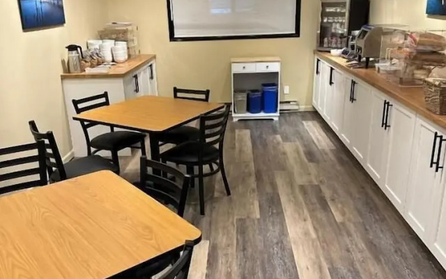 Sidney Waterfront Inn & Suites