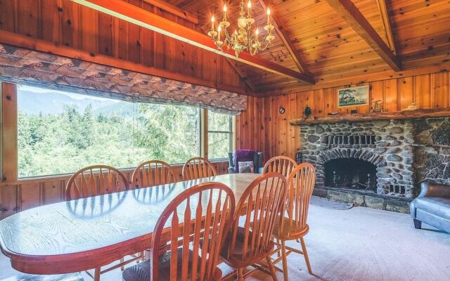 Crystal Creek Chalet