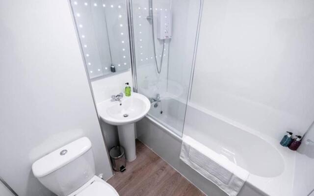 ☆ Bright, 2 Bedroom West End Apartment ☆