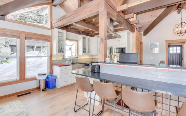 Contemporary Snow Crest
