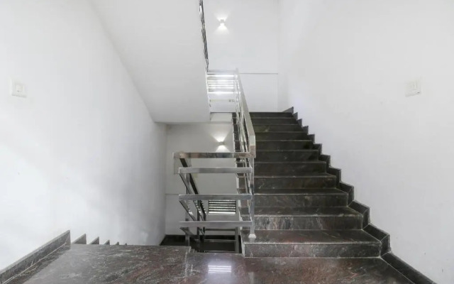 Hotel White House by OYO Rooms