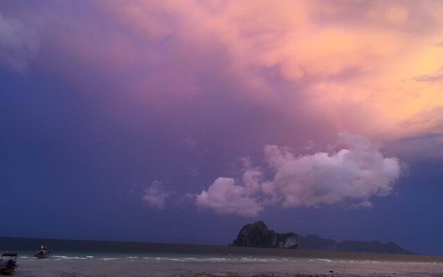 Koh Ngai Camping Restaurant