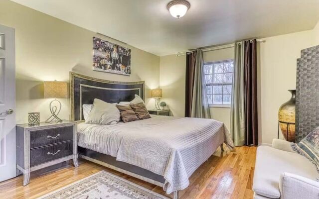 Peaceful Getaway 3 Bedroom Home by Redawning