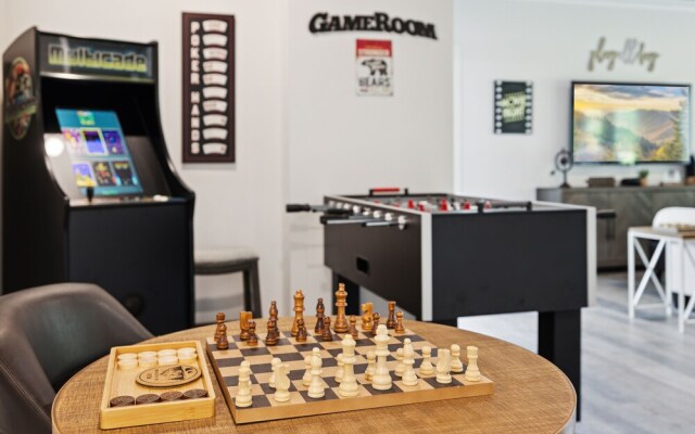 Sunset Chalet 2 Bedroom Cabin by RedAwning