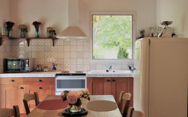 Charming house with private spa and terrace near Duras