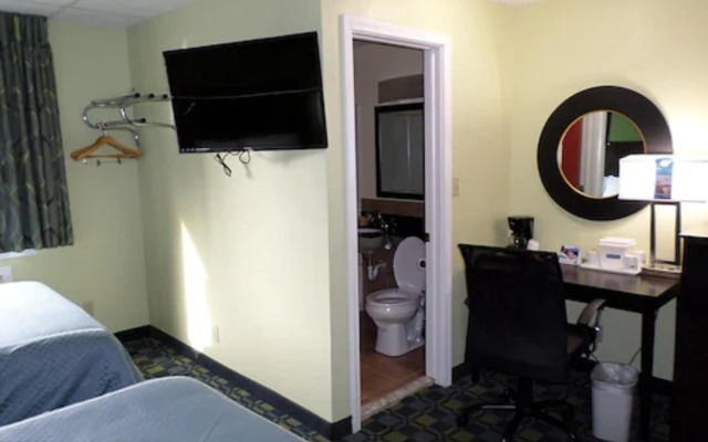 Travelodge by Wyndham Cleveland Lakewood