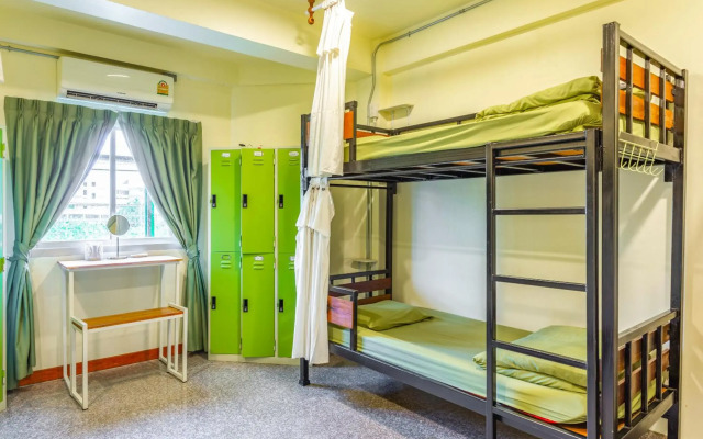 OYO 928 Leaf Hostel