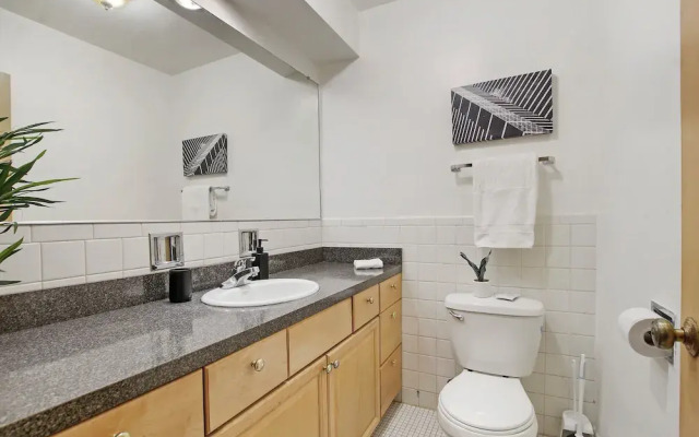 Prime 2BR Chicago Apartment