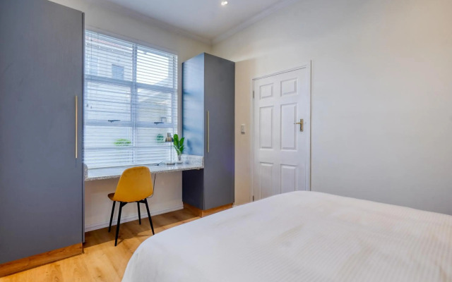 Hampton Collection - Stylish 3 Sleeper Apartment with Pool