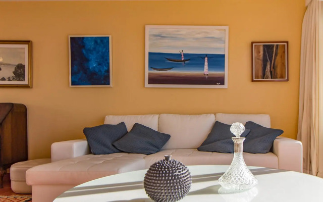 Villa in protected space in front of the sea