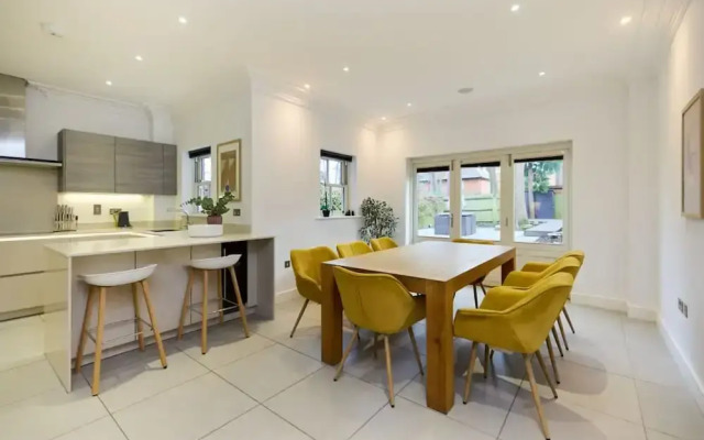 The Ascot Escape - Stylish 4bdr With Courtyard